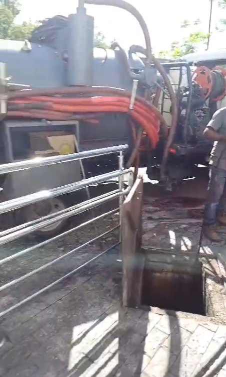 Equipe desentupidora atende o bairro Chácara Previtale